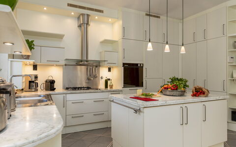 Villa Adisa 8: Køkken, Countertop, Møbel, Køkken Apparat, Indretning, Cabinetry, Gulvbelægning, Loft, Lysarmatur, Større Bandage