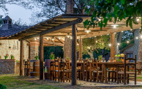 Podere Giardino 16+2: Træ, Skygge, Have, Udendørs Struktur, Pavilion, Landscaping, Backyard, Gazebo, Tømmer, Garden Bygninger