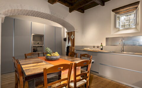 Villa la Rassinata 8: Møbel, Indretning, Køkken, Gulvbelægning, Countertop, Træ, Cabinetry, Køkken Apparat, Loft, Hjem
