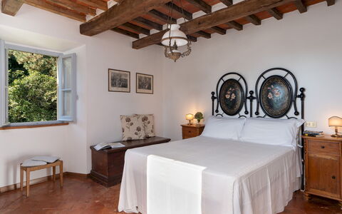 Villa la Rassinata 8: Væg, Møbel, Soveværelse, Seng, Hjem, Gulvbelægning, Bed Frame, Sengetøj, Sengetøj, Lejlighed