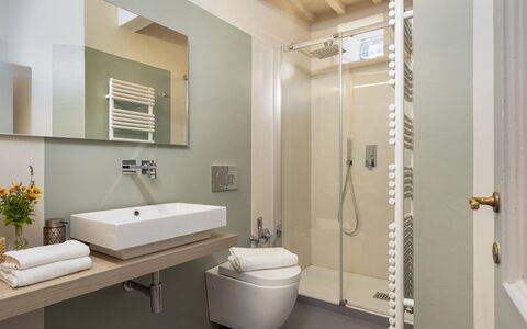 Villa la Rassinata 8: Badeværelse, Indretning, Sanitærarmatur, Gulvbelægning, Etage, Badeværelsesvask, Håndvask, Tap, Toilet, Loft