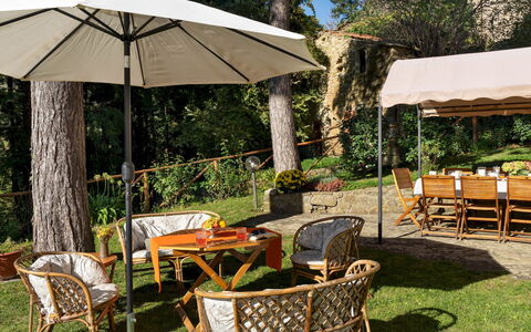 Villa la Rassinata 8: Møbel, Træ, Udendørs Møbler, Paraply, Bord, Udendørs Bord, Stol, Skygge, Have, Udendørs Struktur