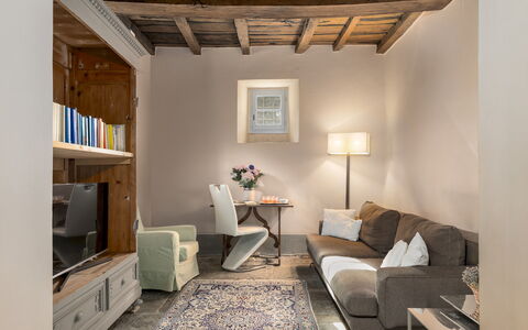 Villa la Rassinata 8: Møbel, Indretning, Væg, Gulvbelægning, Træ, Værelse, Couch, Etage, Stue, Loft