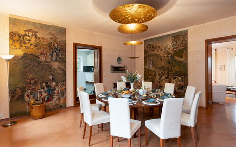 Casa del Duca 10: Møbel, Indretning, Væg, Bord, Stol, Gulvbelægning, Træ, Loft, Etage, Spisestue