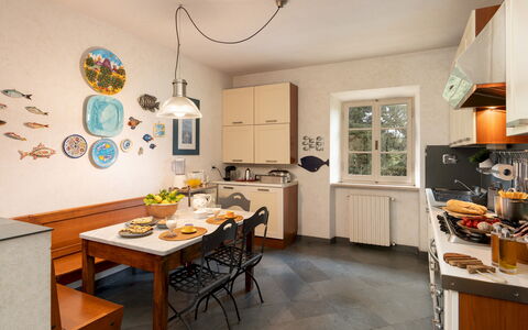 Casa del Duca 10: Møbel, Indretning, Gulvbelægning, Køkken, Countertop, Etage, Træ, Loft, Cabinetry, Lysarmatur