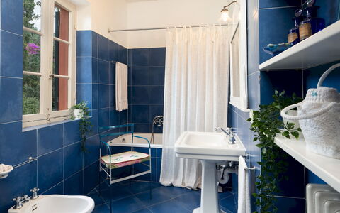 Casa del Duca 10: Blå, Badeværelse, Sanitærarmatur, Indretning, Håndvask, Gulvbelægning, Badeværelsesvask, Tap, Toilet, Etage