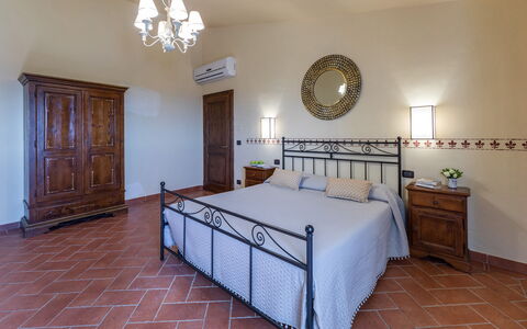 Villa Stroncoli 14: Gulvbelægning, Etage, Indretning, Møbel, Værelse, Soveværelse, Seng, Skuffe, Bed Frame, Loft