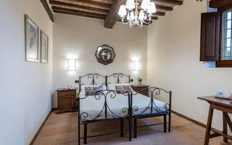 Villa le Tornaie 14: Møbel, Soveværelse, Gulvbelægning, Indretning, Seng, Etage, Loft, Belysning, Bed Frame, Værelse