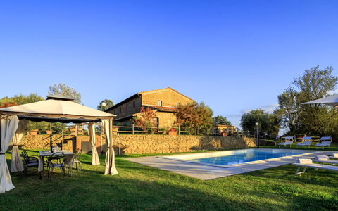 Villa le Tornaie 14: Svømmepøl, Estate, Backyard, Udendørs Møbler, Hacienda, Udvej, Have, Gård, Villa, Stuehus