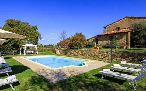 Villa le Tornaie 14: Svømmepøl, Have, Estate, Lawn, Backyard, Landscaping, Udendørs Møbler, Hacienda, Gård, Stuehus
