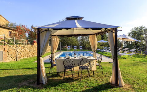 Villa le Tornaie 14: Baldakin, Møbel, Gazebo, Udendørs Møbler, Skygge, Telt, Udendørs Struktur, Stol, Paraply, Have