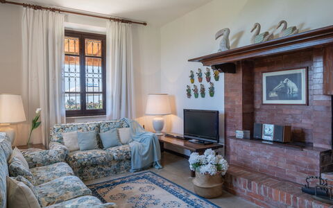 Villa ai Venti 8: Møbel, Indretning, Couch, Gulvbelægning, Stue, Etage, Bord, Værelse, Hjem, Belysning