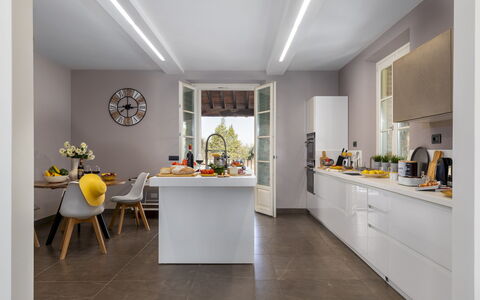 Villa Dada 10: Møbel, Indretning, Køkken, Countertop, Gulvbelægning, Loft, Lysarmatur, Køkken Apparat, Cabinetry, Hjem
