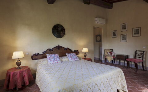 Villa Iside 8: Væg, Møbel, Gulvbelægning, Hjem, Soveværelse, Bed Frame, Seng, Sengetøj, Sengetøj, Hotel