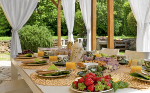 Villa Iside 8: Møbel, Bordservice, Bord, Mad, Dug, Stol, Tallerkner, Serveware, Indretning, Drinkware