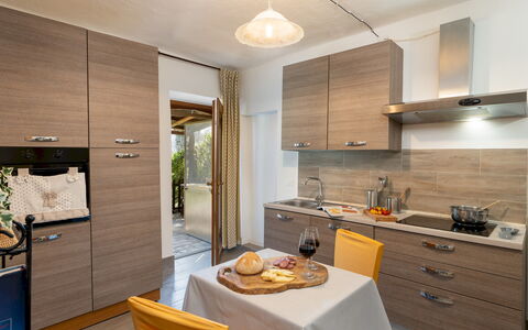 Il Pratone 12: Køkken, Countertop, Træ, Køkken Apparat, Indretning, Større Bandage, Cabinetry, Gulvbelægning, Møbel, Køkkenvask