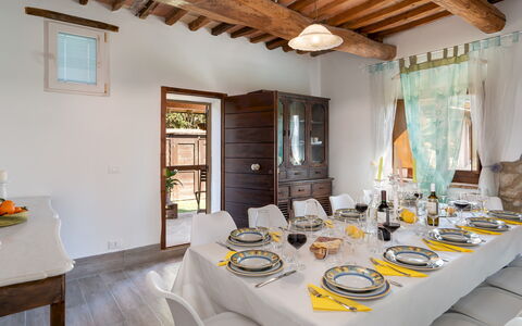 Il Pratone 12: Møbel, Indretning, Bord, Træ, Stol, Spisestue, Køkken & Spisebord, Gulvbelægning, Værelse, Bordservice