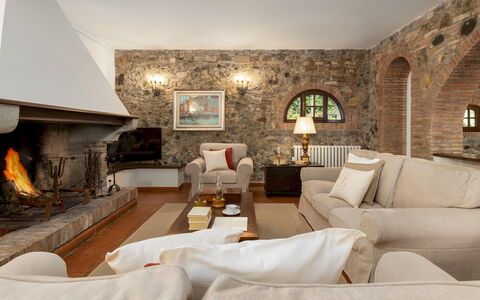 Villa Loredana 12: Møbel, Indretning, Gulvbelægning, Couch, Loft, Etage, Værelse, Stue, Bord, Stol