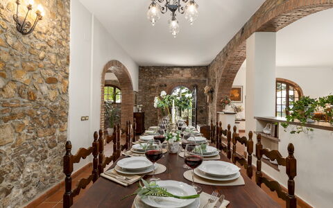 Villa Loredana 12: Møbel, Væg, Indretning, Loft, Gulvbelægning, Bord, Spisestue, Køkken & Spisebord, Stol, Belysning