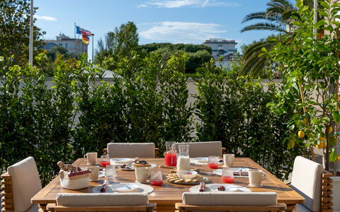 Casa Amare 4+2: Møbel, Udendørs Møbler, Bord, Stol, Udendørs Bord, Køkken & Spisebord, Skygge, Restaurant, Mad, Blomsterkrukke