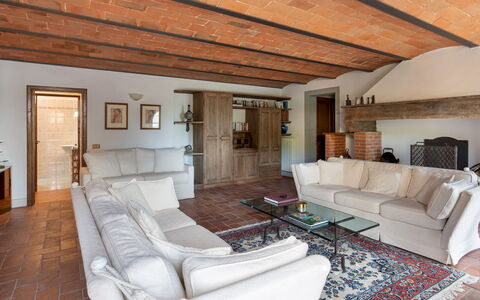 Casa Paggetti 8: Møbel, Indretning, Gulvbelægning, Etage, Couch, Væg, Træ, Loft, Værelse, Stue