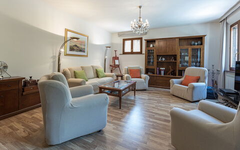 Villa Pianello 10: Møbel, Indretning, Gulvbelægning, Couch, Etage, Træ, Værelse, Stue, Loft, Bord