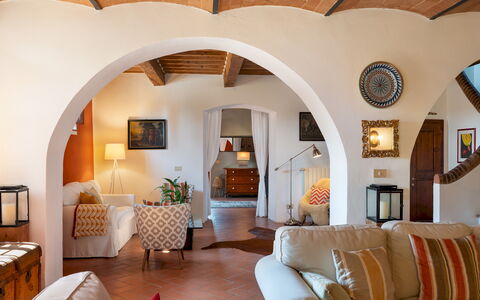 Villa Allodola 12: Møbel, Indretning, Væg, Gulvbelægning, Loft, Couch, Etage, Hjem, Stol, Stue