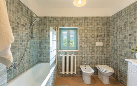 Casa Pippin 8: Gulvbelægning, Badeværelse, Sanitærarmatur, Etage, Indretning, Flise, Loft, Vvs, Tap, Toilet
