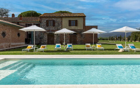 Tenuta Francigena 8: Svømmepøl, Estate, Lawn, Udvej, Have, Stuehus, Hacienda, Villa, Landscaping, Udendørs Møbler