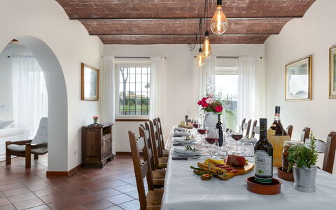 Tenuta Francigena 8: Møbel, Væg, Indretning, Bord, Loft, Gulvbelægning, Køkken & Spisebord, Spisestue, Stol, Belysning