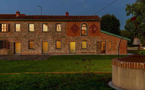 Tenuta Francigena 8: Himmel, Græs, Væg, Arkitektur, Hus, Landskab, Hjem, Mursten, Land Lot, Murværk