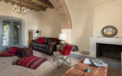 Villa dei Rosmarini 8: Møbel, Indretning, Væg, Gulvbelægning, Couch, Etage, Stue, Værelse, Træ, Loft