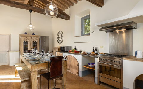 Villa dei Rosmarini 8: Køkken, Indretning, Møbel, Gulvbelægning, Countertop, Træ, Køkken Apparat, Loft, Cabinetry, Etage