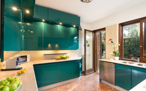 Villa Puntala 10: Køkken, Indretning, Køkken Apparat, Cabinetry, Countertop, Møbel, Større Bandage, Træ, Loft, Gulvbelægning