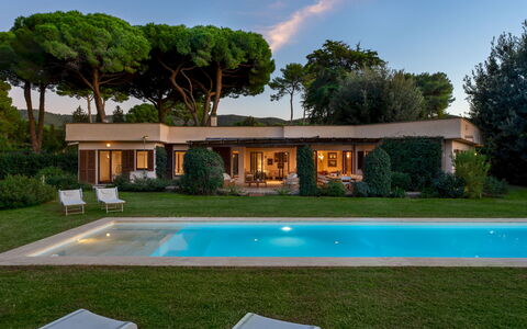Villa Puntala 10: Svømmepøl, Have, Busk, Hjem, Udvej, Estate, Stuehus, Backyard, Lawn, Landscaping