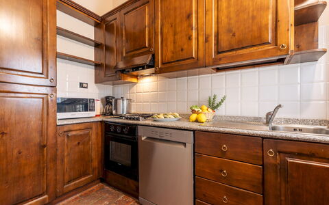 Casale Fienile 8: Cabinetry, Køkken, Træ, Countertop, Større Bandage, Køkken Apparat, Gulvbelægning, Indretning, Skab, Værelse