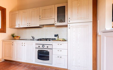Casale Teatro 10: Træ, Køkken, Cabinetry, Gulvbelægning, Større Bandage, Indretning, Køkken Apparat, Countertop, Skab, Etage
