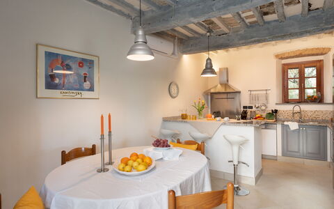 Casa da Sogno 12: Møbel, Indretning, Gulvbelægning, Køkken, Loft, Countertop, Lysarmatur, Stol, Værelse, Etage