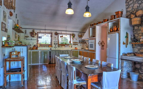 Casale Tre Cipressi 10: Møbel, Køkken, Indretning, Bord, Belysning, Gulvbelægning, Loft, Countertop, Stol, Cabinetry