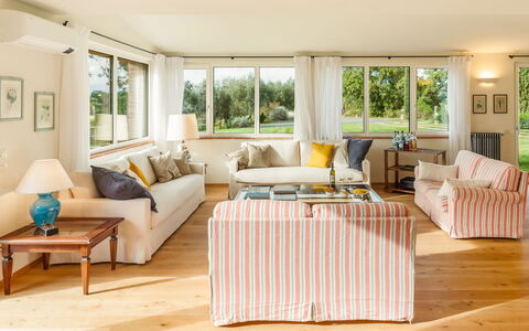 Casale Ombrone 11: Møbel, Indretning, Gulvbelægning, Couch, Etage, Træ, Loft, Værelse, Stue, Bord
