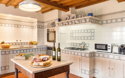 Casale Ombrone 11: Køkken, Gulvbelægning, Indretning, Møbel, Cabinetry, Etage, Countertop, Hjem, Køkken Apparat, Værelse