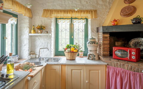Casale delle Farfalle 12: Indretning, Møbel, Træ, Køkken, Belysning, Værelse, Hjem, Gulvbelægning, Loft, Cabinetry