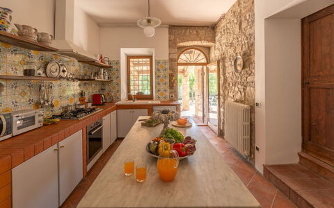 Villa la Pizzichina 10: Indretning, Køkken, Gulvbelægning, Møbel, Loft, Etage, Belysning, Hjem, Countertop, Værelse