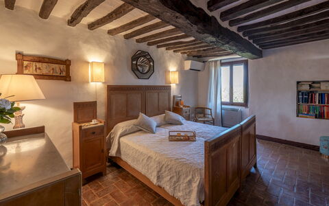 Villa la Pizzichina 10: Væg, Møbel, Soveværelse, Seng, Hjem, Bed Frame, Sengetøj, Sengetøj, Gulvbelægning, Skuffe