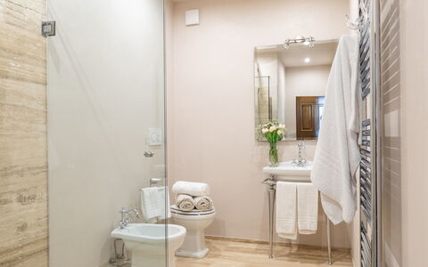 Villa la Monarca 16: Badeværelse, Gulvbelægning, Indretning, Sanitærarmatur, Toiletbræt, Etage, Toilet, Håndvask, Vvs, Tap