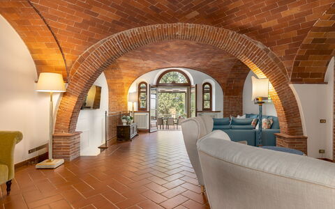 Villa la Monarca 16: Indretning, Loft, Møbel, Værelse, Stol, Bejdse, Stueplante, Mursten, Couch, Lysarmatur