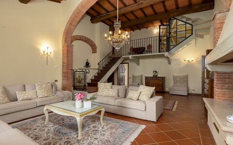 Villa la Monarca 16: Møbel, Indretning, Couch, Loft, Gulvbelægning, Belysning, Stue, Bord, Værelse, Etage