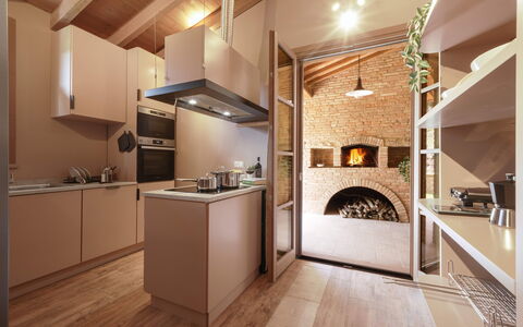 Agriresort Bacaringhe 13: Indretning, Køkken, Væg, Gulvbelægning, Countertop, Loft, Møbel, Træ, Etage, Værelse