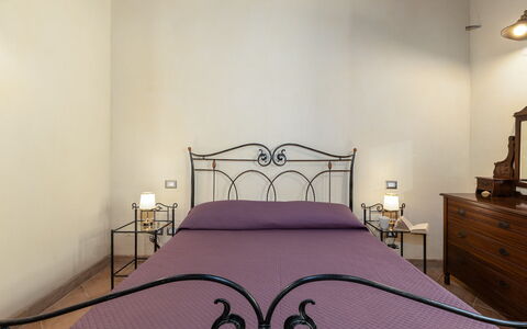 Poggio delle Lumie 6: Væg, Indretning, Gulvbelægning, Etage, Soveværelse, Seng, Loft, Værelse, Møbel, Bed Frame