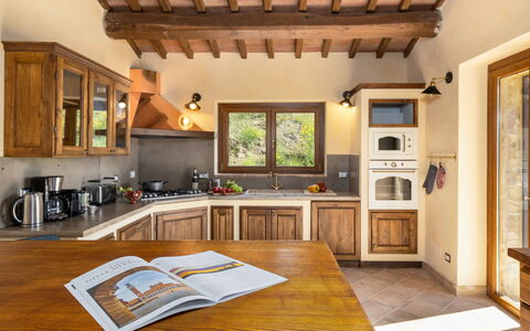 Poggio delle Lumie 6: Møbel, Indretning, Køkken, Træ, Gulvbelægning, Countertop, Hjem, Cabinetry, Loft, Køkken Apparat